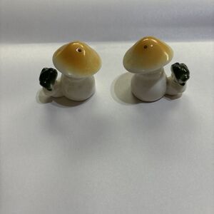 Vintage Bone China Tiny Frog on Toadstool Mushroom Salt Pepper Shaker